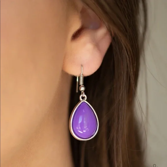 🆕Drop Zone: Purple Necklace and Earrings - Picture 3 of 5